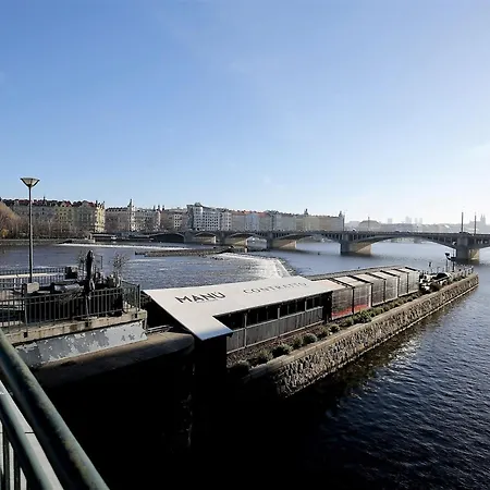アパート Unique In Near River Vltava