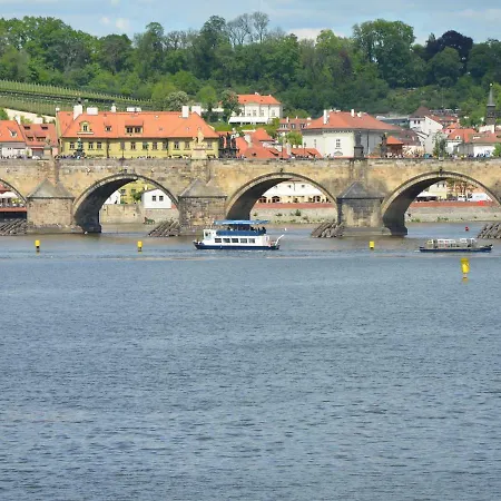Unique In Near River Vltava דירה *